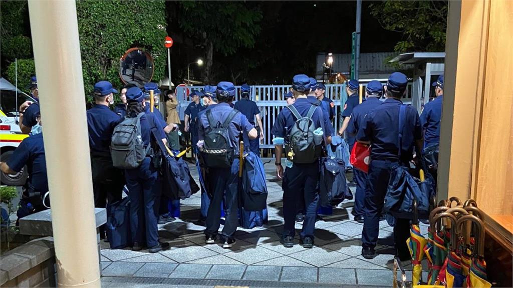 快新聞／青年集結立院外高喊退回國會擴權法案　警察攜警棍、盾牌進入院區