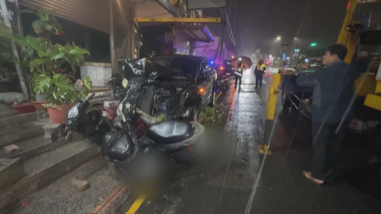 碰！休旅車失控連撞10輛機車　附近住戶：像打保齡球