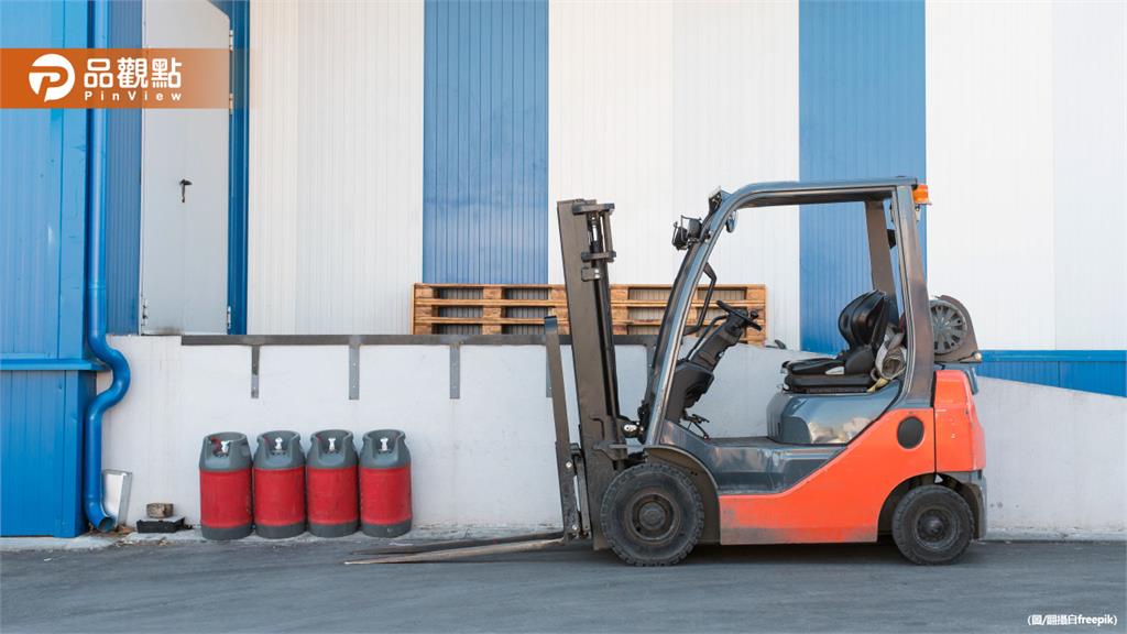 桃園堆高機鬼切！機車騎士來不及閃避撞飛重摔