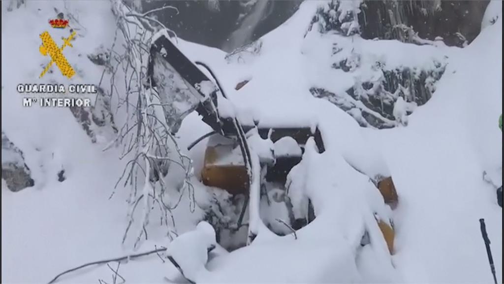西班牙山區雪崩 崩落積雪高出路面4公尺！動用搜救犬及無人機 剷雪人員1死1失蹤