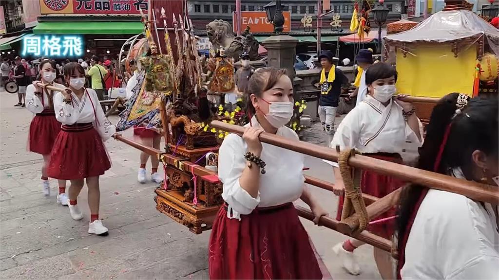 穿漢服扛轎赴北港朝天宮進香　沙鹿三聖宮全台第一女子武轎班成「嬌」點