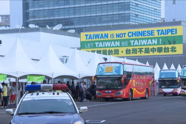「台灣不是中華台北」 林口民視大樓掛巨幅旗幟