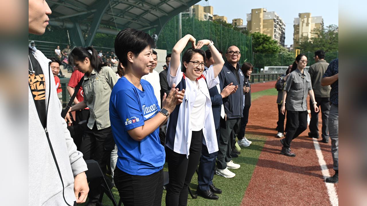 快新聞／親自下場開球！蕭美琴力挺女壘發展　企業聯賽熱血開打