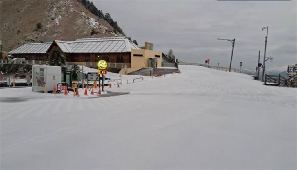快新聞／合歡山下雪了！積雪3.5公分　再現銀白世界