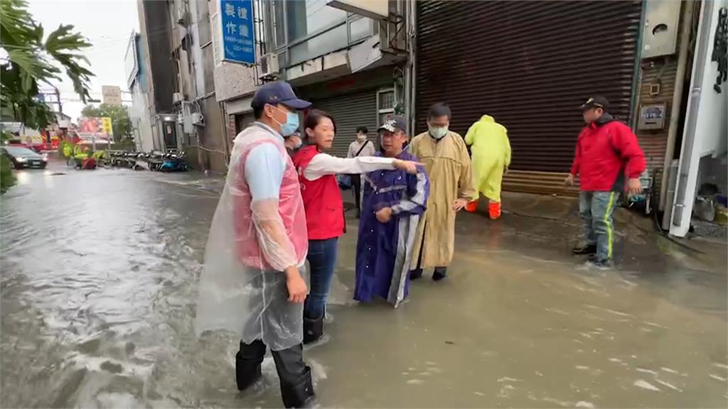 大雨狂炸新竹！　竹北崇義里民宅積水家具泡湯