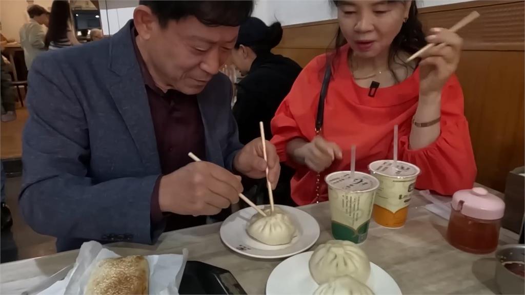 遊台初嚐傳統早餐！南韓爸媽竟用吸管吸肉包湯汁　網笑：擊中萌點
