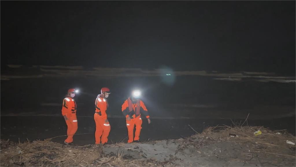 花蓮三位民眾捕鰻苗遭浪捲走　一死亡、一人失蹤