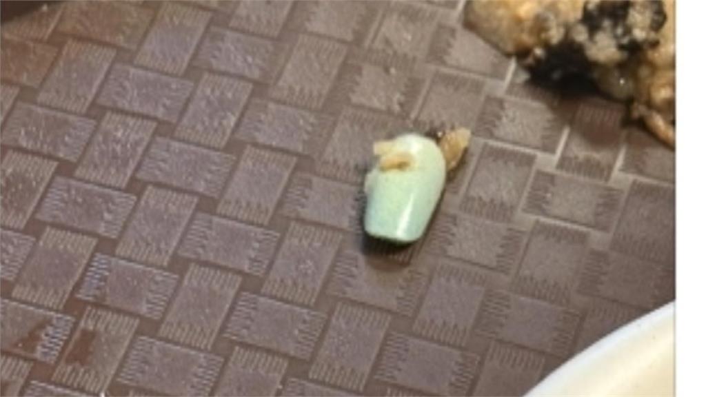 噁！　肉粽吃到「綠色美甲片」　店家「秀手自清」懷疑遭報復