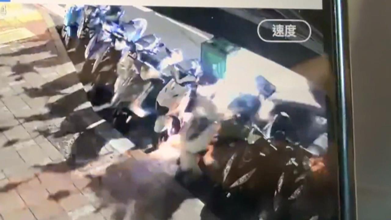 嘉義駕駛失控自撞11車　高雄駕駛暴衝險撞超商