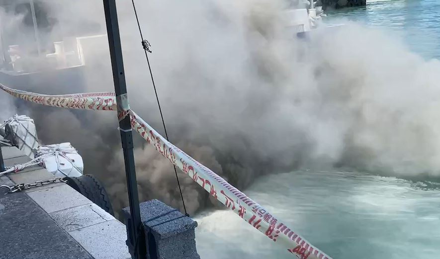 快新聞／東琉線客船起火竄黑煙    遊客嚇壞急下船