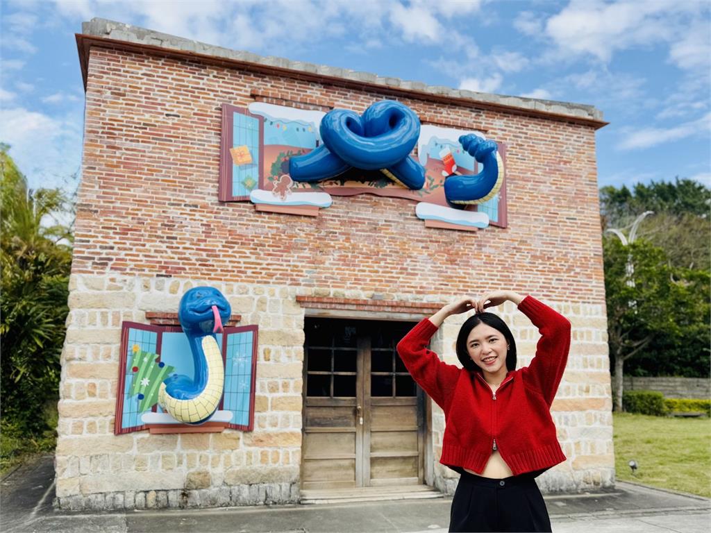 【蛇年走春】淡水有蛇出沒！　最Q藝術裝置「響尾屁屁蛇」現身海關碼頭