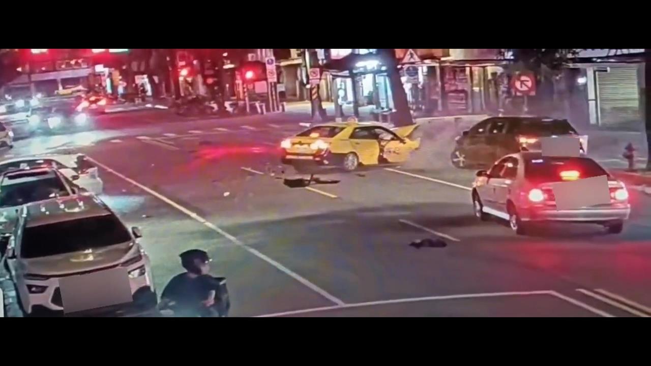 北市計程車闖紅燈.逆向　5車連環撞.9人傷