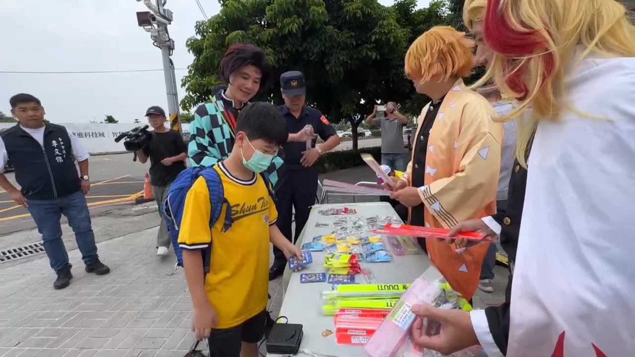 新學期新氣象！ 大甲警志工化身＂鬼滅＂角色守護學童