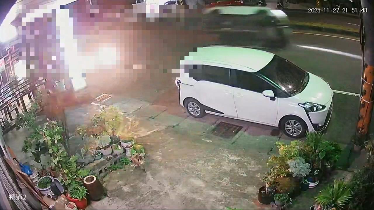 轎車突從路邊鬼切！　後方休旅車追撞側翻2人傷