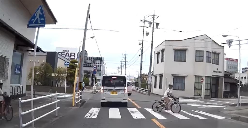 腳踏車孩童險被撞！日本駕駛一招「鬼切對向」　影片曝光被網狂讚