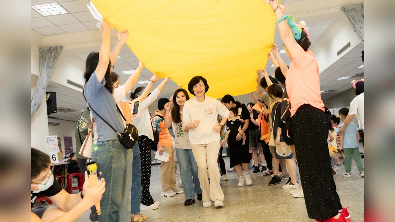 快新聞／95公分視角看新北！蘇巧慧化身「火車頭」陪玩　喊：給托育最大支持