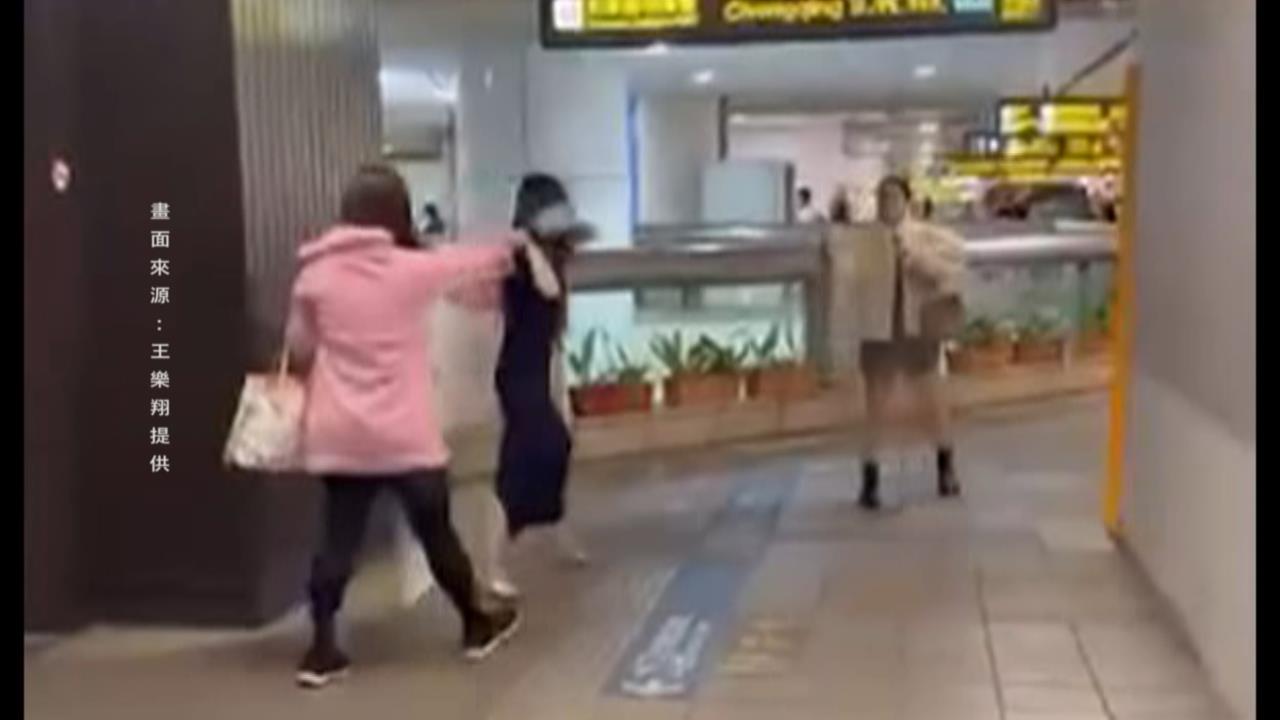 北車談判！女子狂噴辣椒　民眾紛紛閃避狂奔