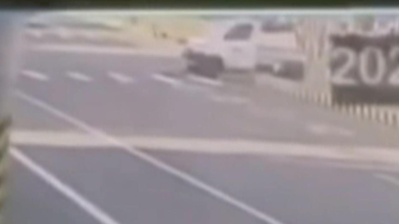 最悲情庇護島!彰南路庇護島迎第十撞 反光桿包圍也無效