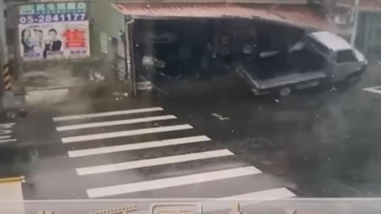 嘉義小貨車逆撞路邊５汽機車　衝進民宅！駕駛酒測值０‧４２