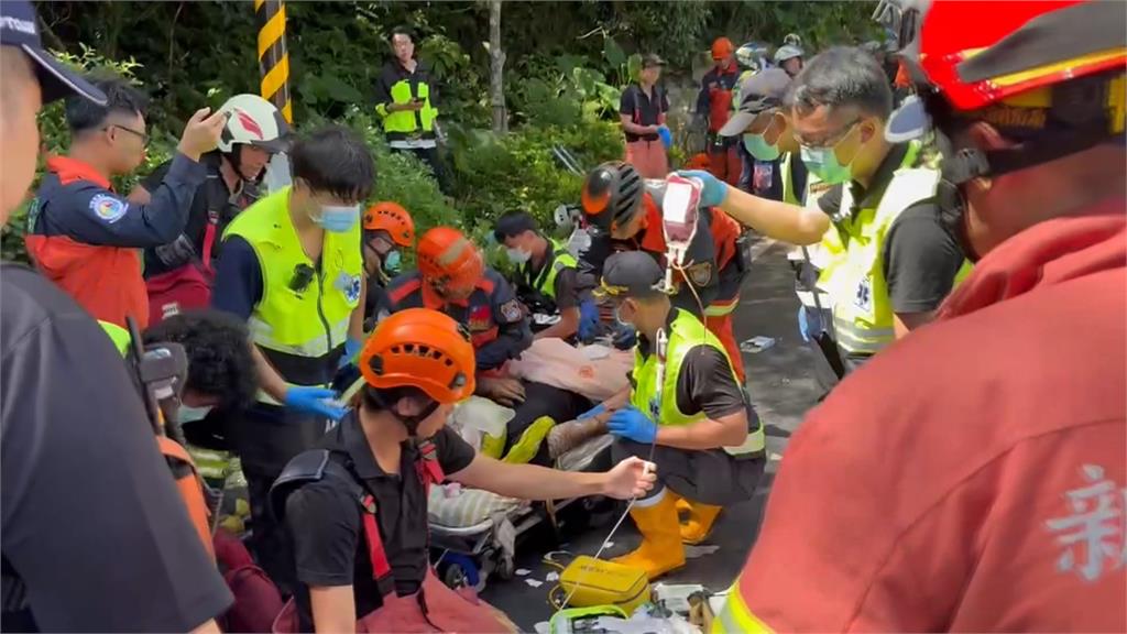 新北萬里砂石車打滑撞客運　39歲乘客首當其衝送醫不治