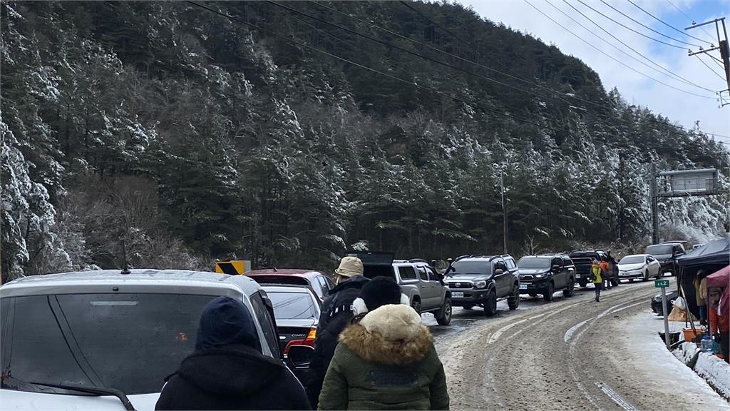 快新聞／思源埡口積雪已達10公分 追雪族沿路拍照欣賞美景