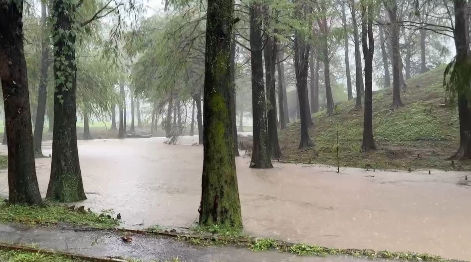 快新聞/宜蘭豪雨來襲!羅東四維路積水15公分拉封鎖線 蘇澳永春里淹水畫面曝光