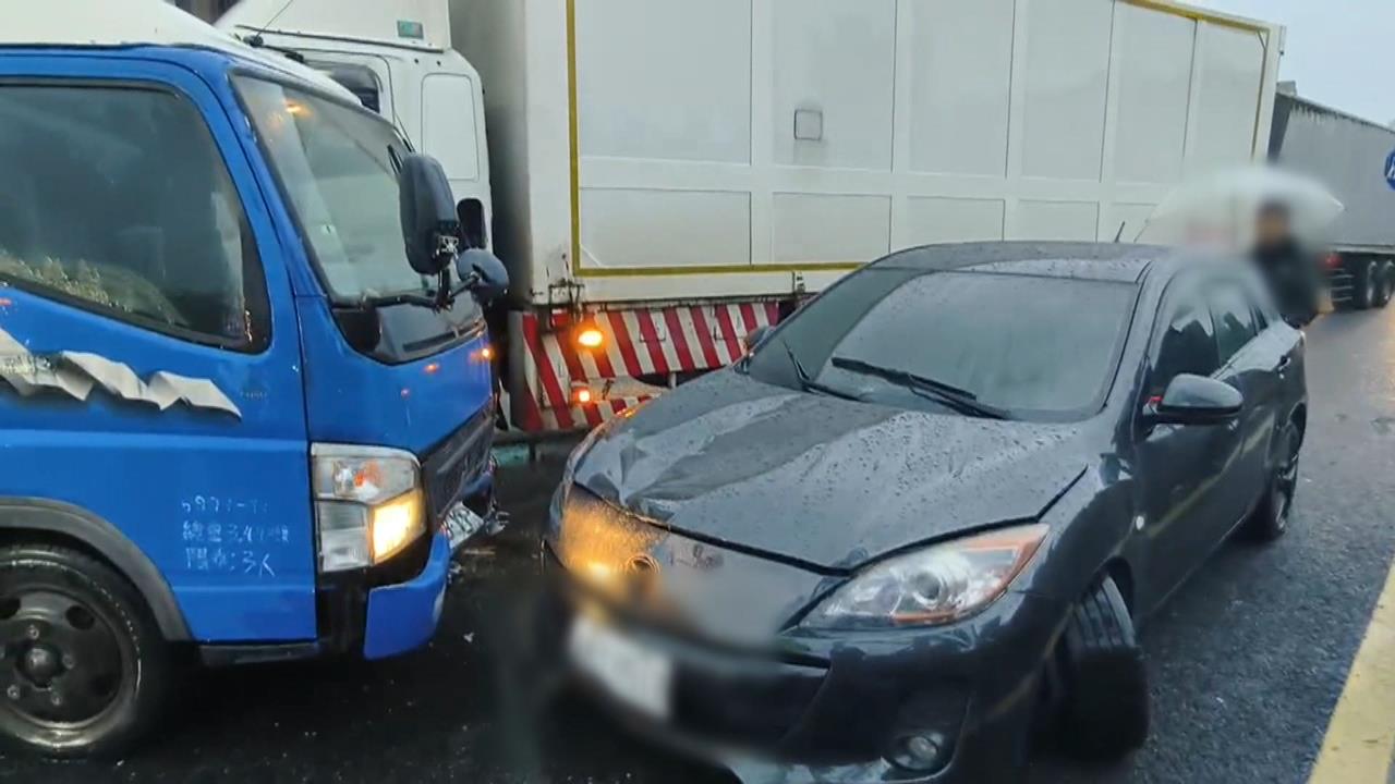 死亡車禍! 小貨車疑打滑撞護欄 駕駛下車查看遭撞飛身亡