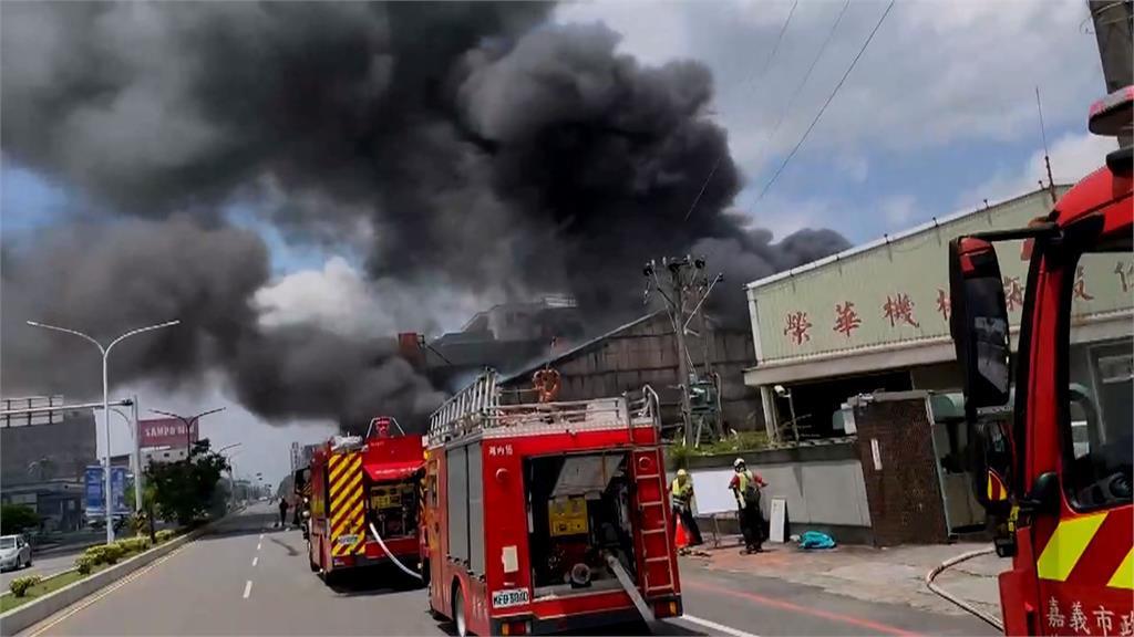 嘉義汽車車體工廠大火濃煙竄天！　險波及廠內瓦斯桶等易燃物