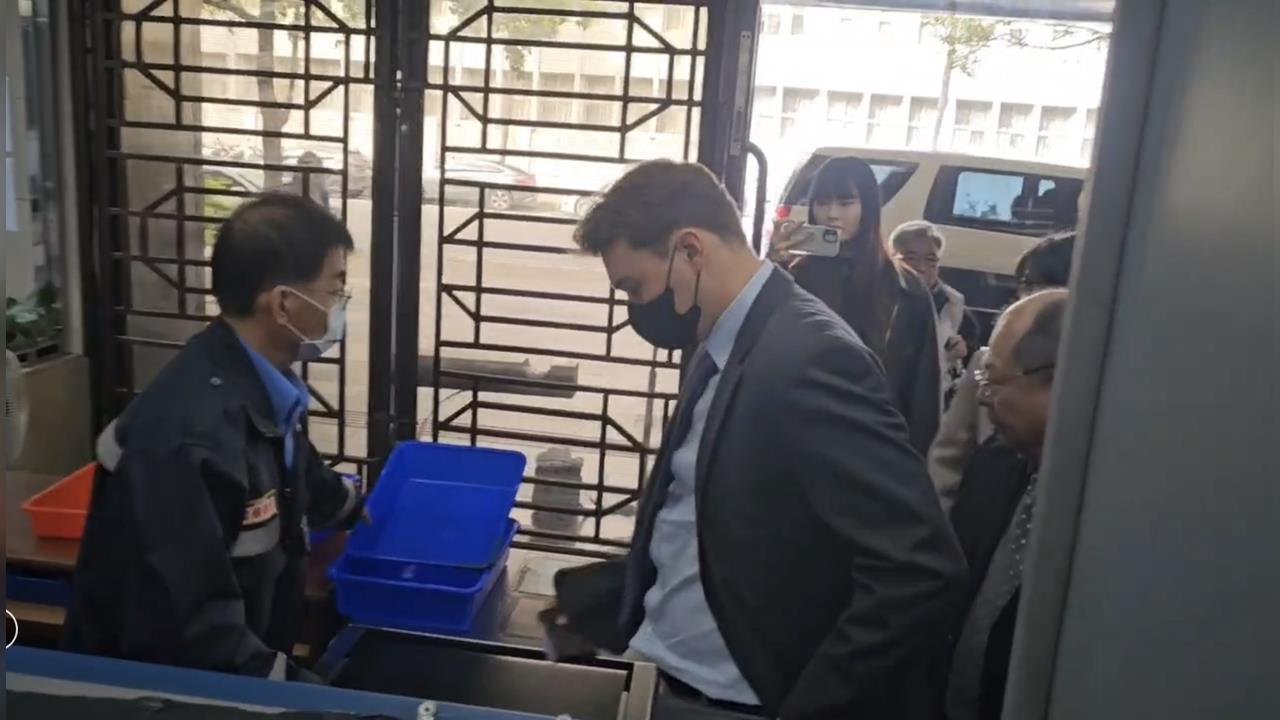 疑遭女密友「三投老鼠藥險死」 澳洲男Alex首跨海出庭