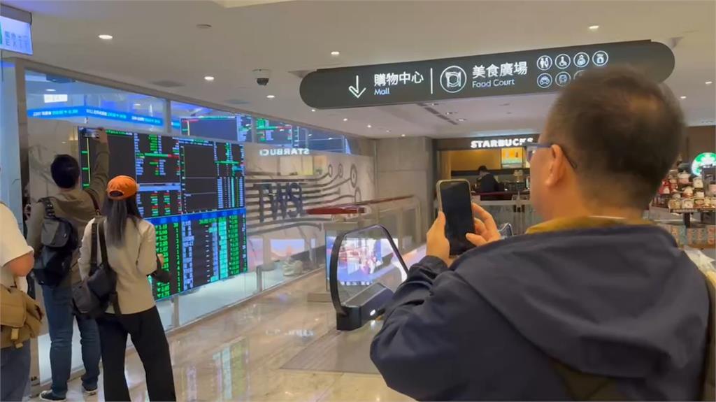 快新聞／台股開盤即跌停！民眾路過證交所見證盤面「慘綠」　畫面曝光