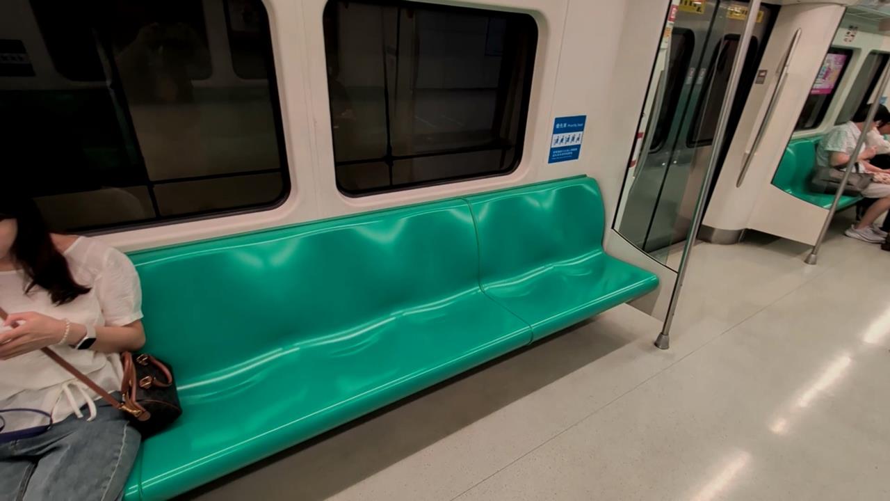 動漫迷高雄捷運辦"娃聚" 近20隻娃娃占滿座椅惹議