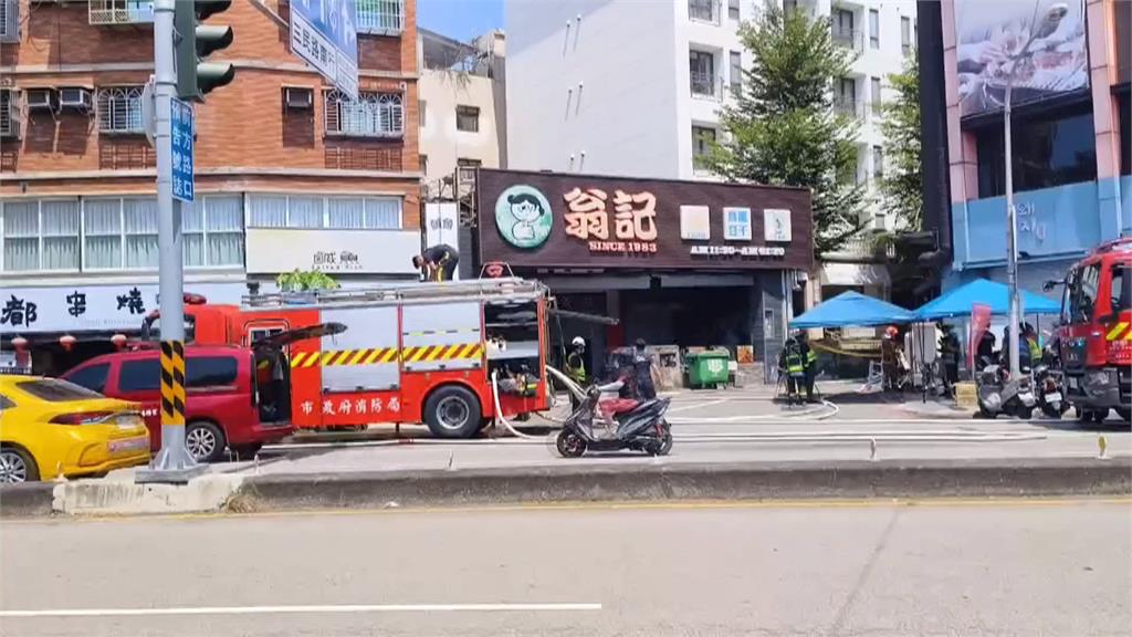 一中商圈紅茶店火警！　消防車趕救火「忘拉手煞車」追撞