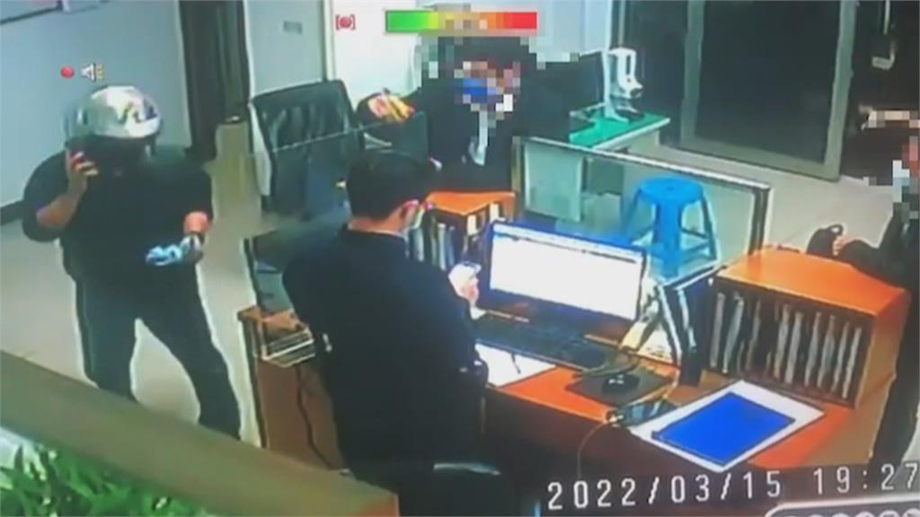 包包拉鍊沒拉好　騎士「散財」沿路撒51萬鈔票