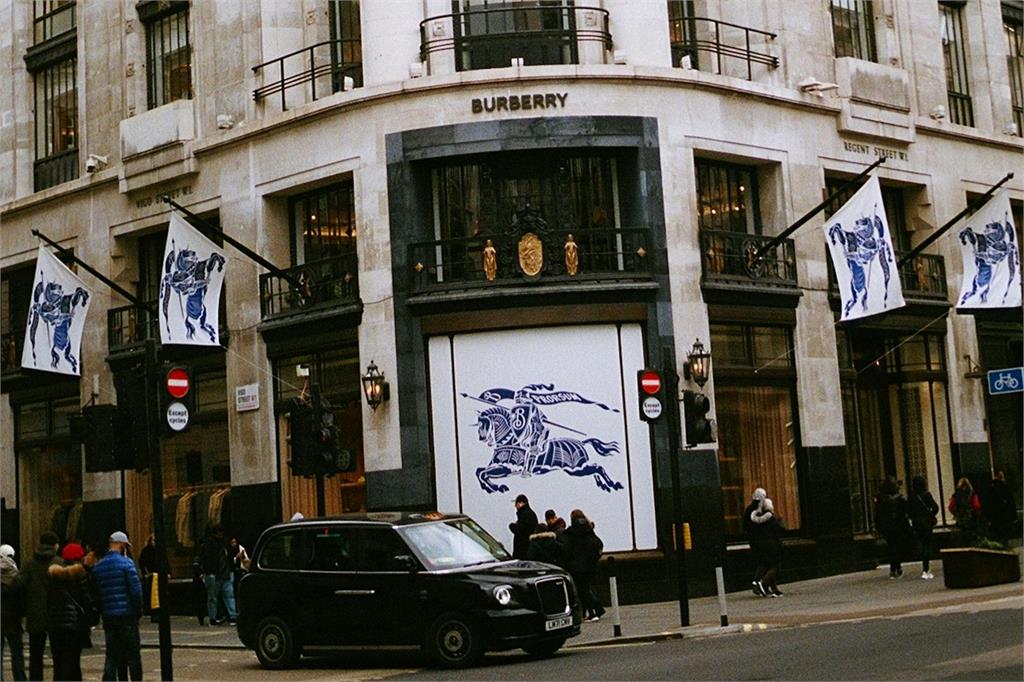 奢侈品寒冬!Burberry全球裁員1700人拚轉型 股價應聲大漲