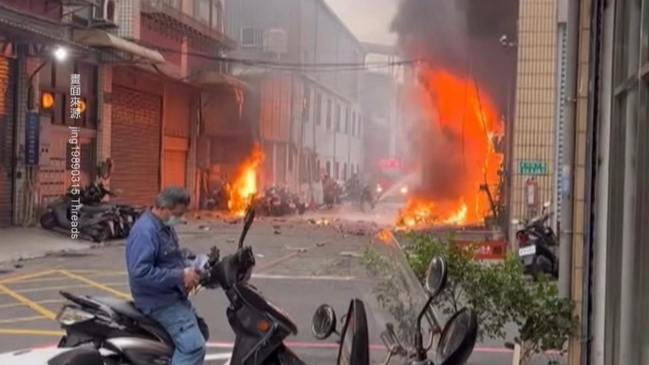 烈焰狂燒！　三重工廠大火　４民眾困頂樓、波及１３輛機車