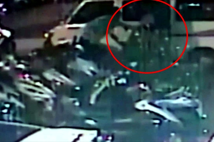 毒蟲落跑一路推倒機車 警：跨欄比賽？
