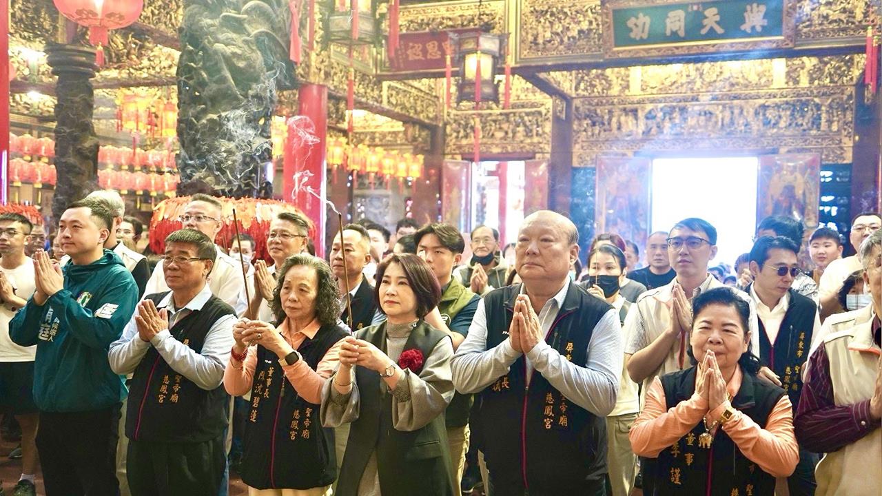 快新聞/屏東初一走春爆人潮!周春米發紅包廟埕擠翻 「瑞馬春騰」亮相超吸睛