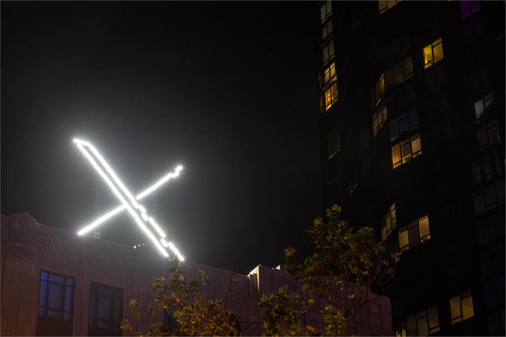 馬斯克總部立「X」招牌亮度破表！黑夜狂閃慘收檢舉「下場曝光」