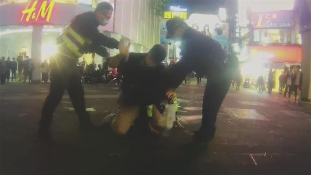 不滿遭勸導戴口罩 男子與警察西門街頭扭打