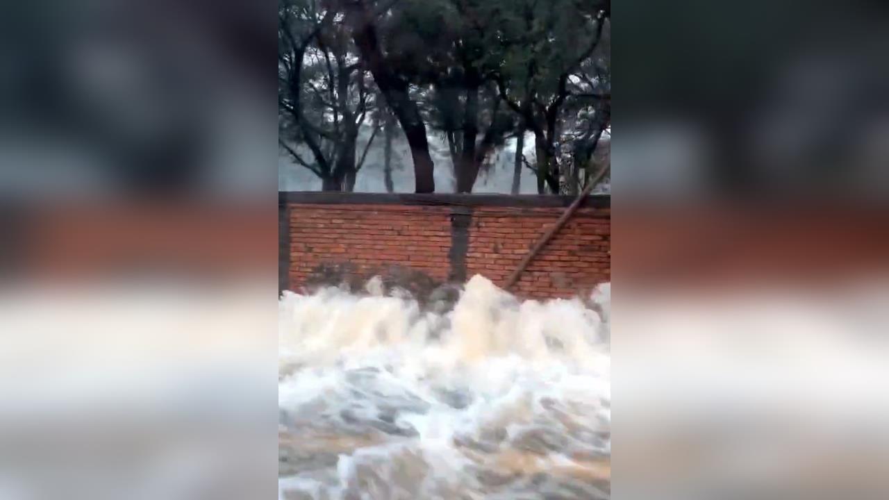 快新聞／豪雨灌新竹！新豐高爾夫球場圍牆倒塌　滾滾洪流畫面曝