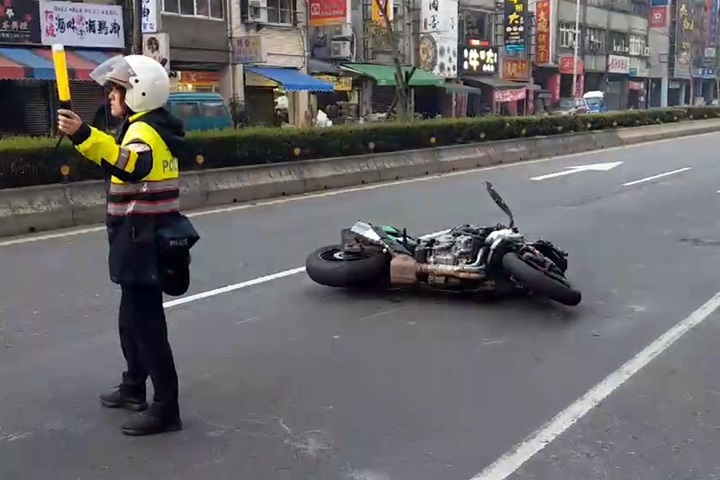 雙載重機遭撞噴飛 1騎士無呼吸心跳