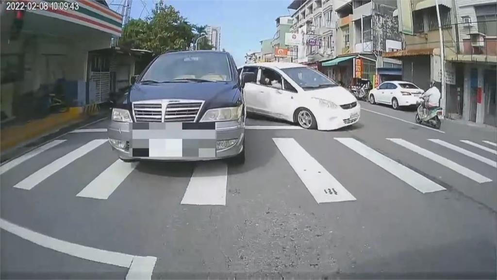 屏東85歲駕駛開車暴衝　釀5車連環撞4人輕傷