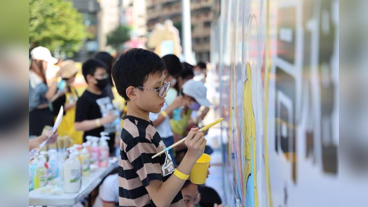快新聞／高雄輕軌彩繪列車成「移動美術館」　「童畫號」即日起上路
