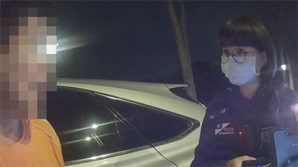 男子違規左轉遭警攔查　通緝身分曝光