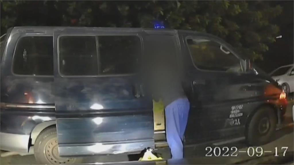 馬路當自己家？　婦人廂型車違停巷口擋路
