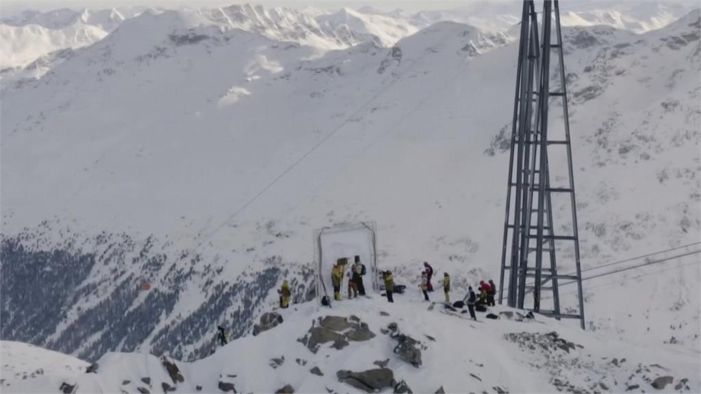 挑戰天然地形 滑雪高手拚阿爾卑斯山