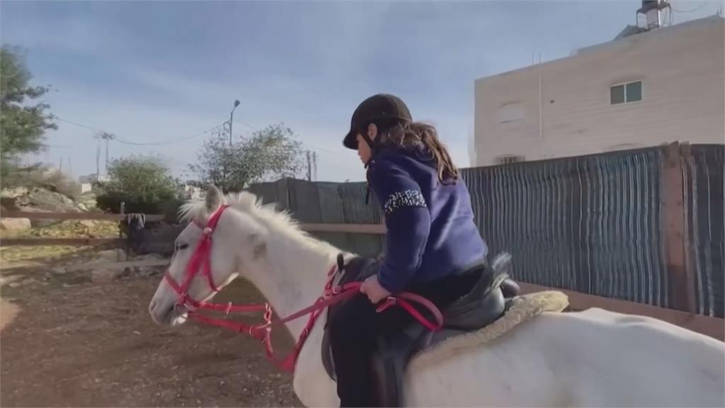 奇蹟！巴勒斯坦半癱女孩騎馬治療 肢體產生知覺