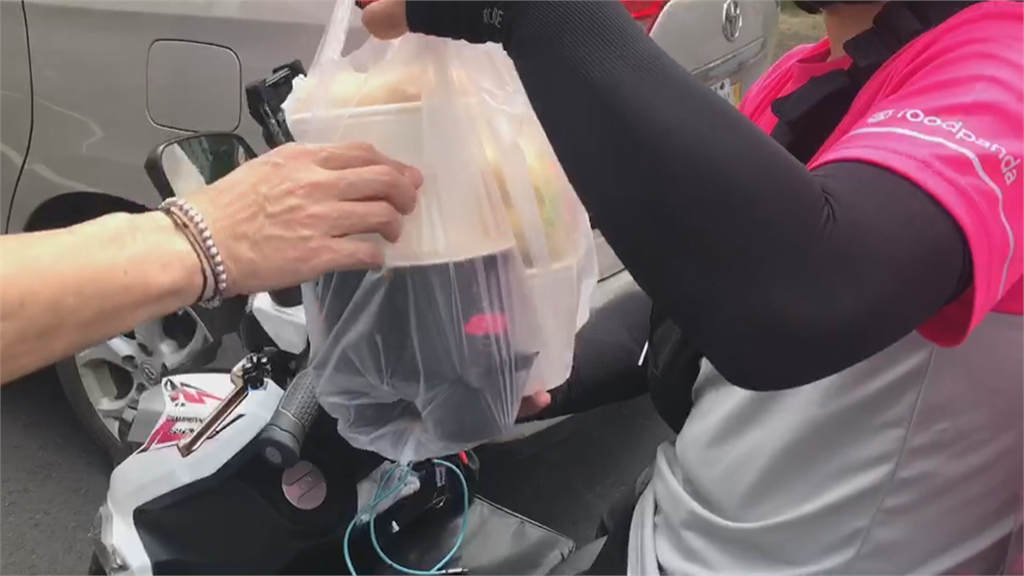 外送員控不給塑膠袋 害湯麵翻倒燙傷手臂