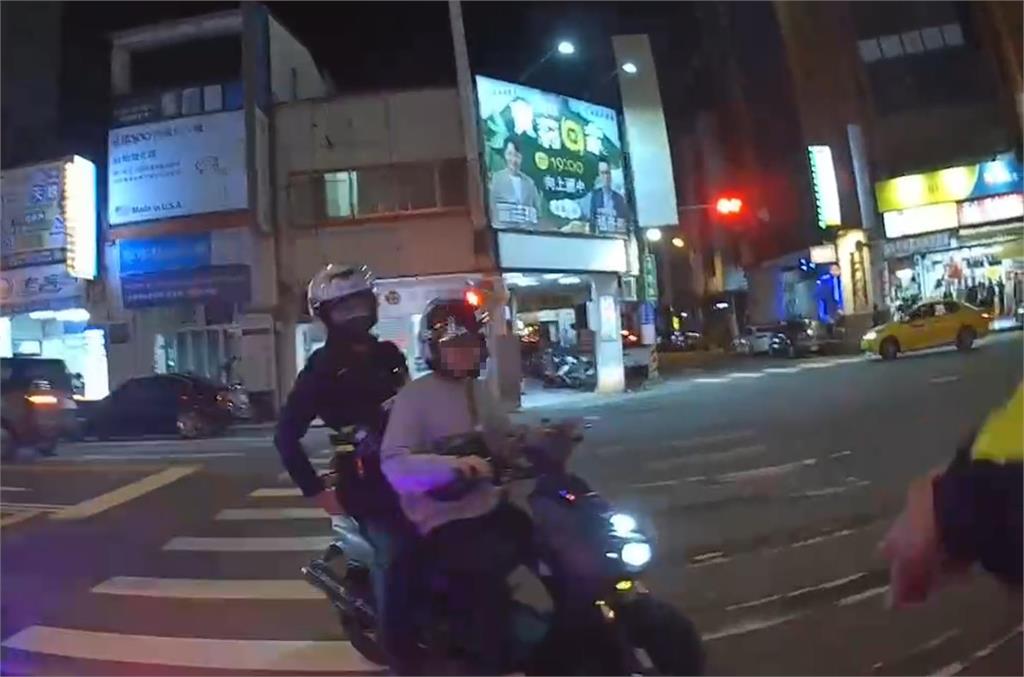 騎士好友拒停臨檢點逃逸　　豬隊友載警抓朋友
