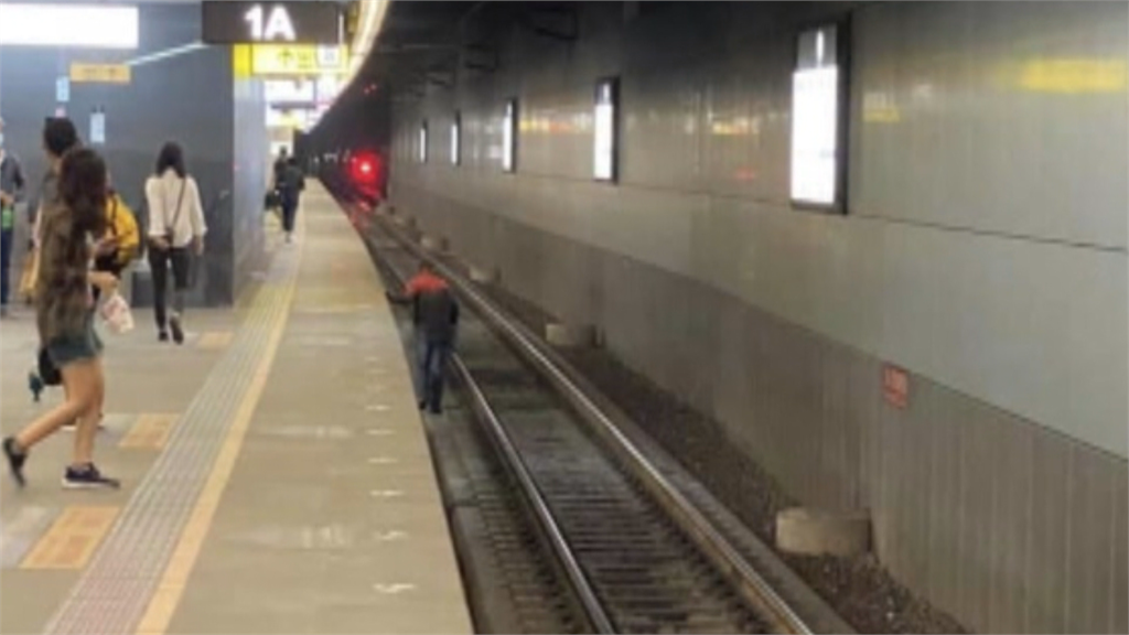 母湯噢！旅客「跳軌」找掉落物  幸火車尚未進站及時爬上月台